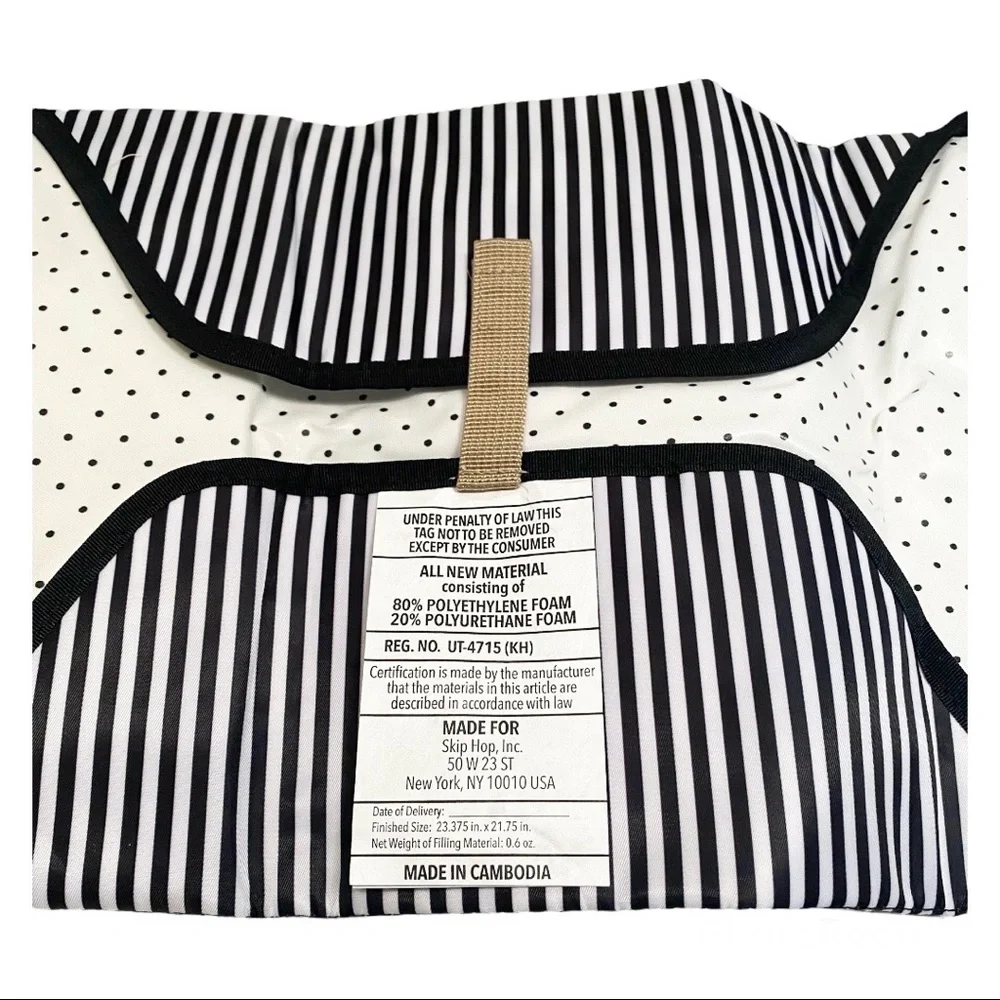 NWOT Skip Hop Pronto Baby Changing Station & Diaper Clutch